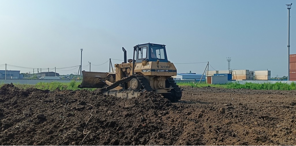 Бульдозер и экскватор роют и копают котлованы в Костромской области