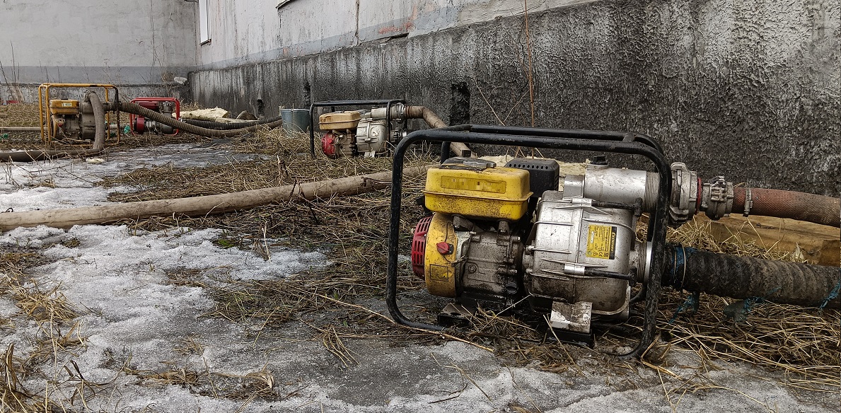 Откачка мотопомпами талой воды из подвала дома в Волгореченске