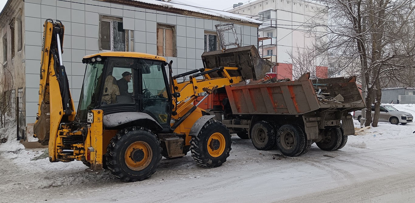 Уборка и вывоз строительного мусора, ТБО с помощью экскаватора и самосвала в Красном-на-Волге